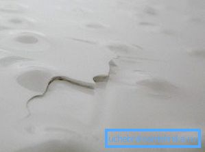 Es importante limpiar los bordes de la grieta y nivelar la superficie. Es importante limpiar los bordes de la grieta y nivelar la superficie.