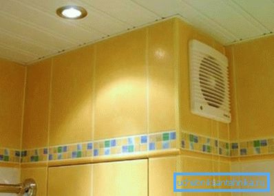 200 a 200 rejillas de ventilación con ventilador axial en el baño. 200 a 200 rejillas de ventilación con ventilador axial en el baño.