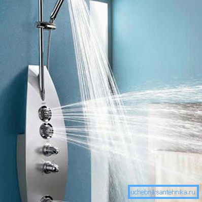 Ducha vertical complementada con chorros horizontales. Ducha vertical complementada con chorros horizontales.