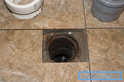 El desagüe vertical se encuentra directamente en el piso del baño. El desagüe vertical se encuentra directamente en el piso del baño.