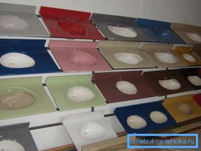 Vetrina tienda especializada con una variedad de lavabos de mármol fundido. Vetrina tienda especializada con una variedad de lavabos de mármol fundido.