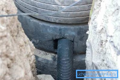 La entrada del sistema en el tanque séptico también se realiza a un nivel por debajo del punto de congelación del suelo. La entrada del sistema en el tanque séptico también se realiza a un nivel por debajo del punto de congelación del suelo.