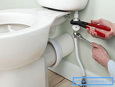 La entrada de agua al tanque debe ser desde el lado de la tubería, como se muestra en la foto. La entrada de agua al tanque debe ser desde el lado de la tubería, como se muestra en la foto.