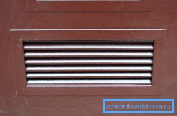 Puertas metálicas de entrada con rejilla de ventilación. Puertas metálicas de entrada con rejilla de ventilación.