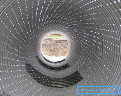 Vista del tubo perforado desde el interior. Vista del tubo perforado desde el interior.