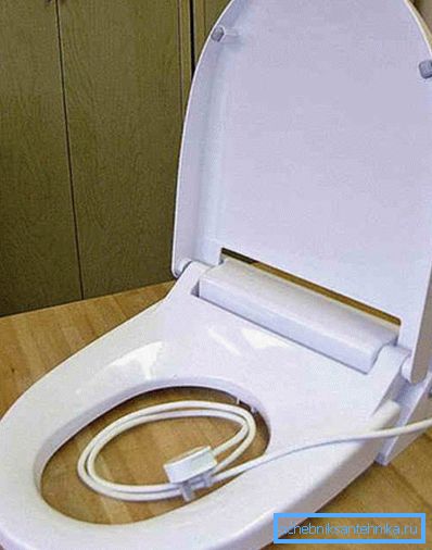 El cable para conectar la tapa es visible. El cable para conectar la tapa es visible.