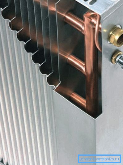 Se ve que los tubos son de metal, y las placas de aluminio.
