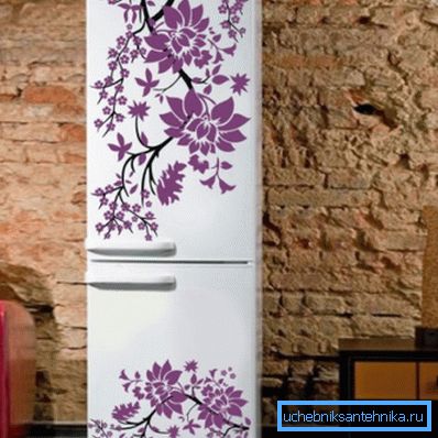 764 Incluso una nevera puede ser decorada con vinilos adhesivos.