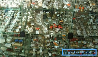 Escaparate en la tienda de fontanería. Tenemos un estrecho conocimiento de algunas exposiciones. Escaparate en la tienda de fontanería. Tenemos un estrecho conocimiento de algunas exposiciones.