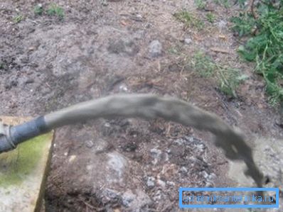 Inicialmente, se bombea agua muy sucia del pozo. Inicialmente, se bombea agua muy sucia del pozo.