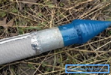 La aparición de la tubería con un filtro para la fabricación del pozo abisinio. La aparición de la tubería con un filtro para la fabricación del pozo abisinio.