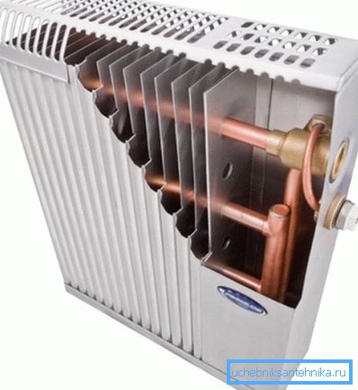 El dispositivo interno del convector con tubos de cobre. El dispositivo interno del convector con tubos de cobre.
