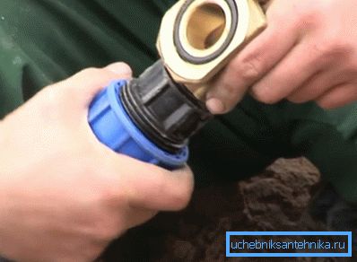 La parte interior de la tubería está unida con un accesorio. La parte interior de la tubería está unida con un accesorio.