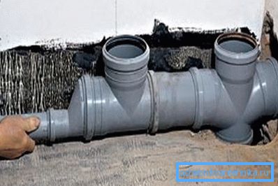 Instalación intra sala de tuberías de alcantarillado de PVC. Instalación intra sala de tuberías de alcantarillado de PVC.