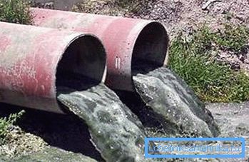 1177 El agua está activamente contaminada por la escorrentía.