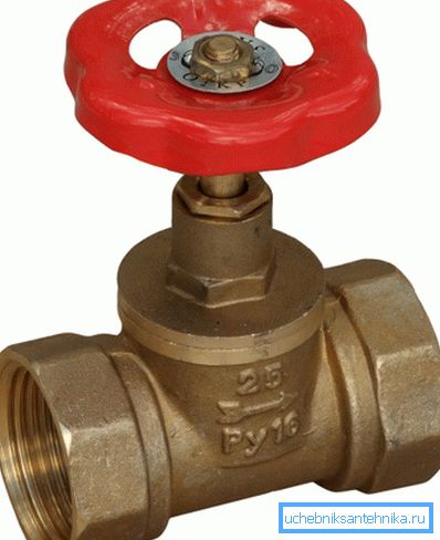 El agua debe pasar el cuerpo estrictamente a lo largo de la flecha. El agua debe pasar el cuerpo estrictamente a lo largo de la flecha.