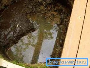 El agua y las piedras son las dos razones principales de la situación cuando los anillos están flotando mientras cavan el pozo El agua y las piedras son las dos razones principales de la situación cuando los anillos están flotando mientras cavan el pozo