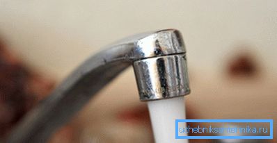 El agua del grifo no debe fluir en una corriente delgada, por gravedad. Se requiere un exceso de presión. El agua del grifo no debe fluir en una corriente delgada, por gravedad. Se requiere un exceso de presión.