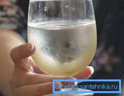 El agua de un pozo con arena es un signo de mal funcionamiento. El agua de un pozo con arena es un signo de mal funcionamiento.