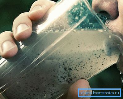 El agua puede tener un olor desagradable y ser turbia.