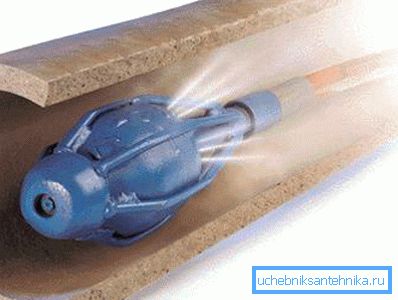 El agua a alta presión limpia la tubería desde el interior. El agua a alta presión limpia la tubería desde el interior.