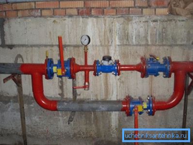 Contador de agua. Los dispositivos miden el flujo de agua y la presión después del medidor de agua. Contador de agua. Los dispositivos miden el flujo de agua y la presión después del medidor de agua.