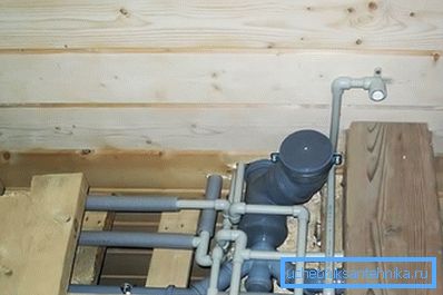 Fontanería y alcantarillado en una casa de madera.