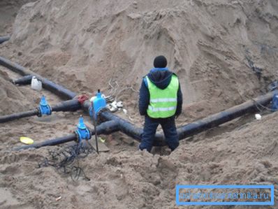 Tubería de agua de tubos de acero. Tubería de agua de tubos de acero.