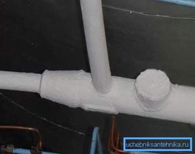 Fontanería, aislada con pintura aislante. Fontanería, aislada con pintura aislante.