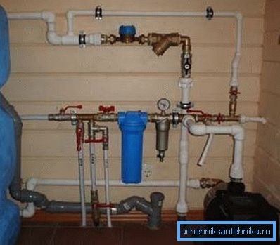 Fontanería en una casa de madera de polipropileno. Fontanería en una casa de madera de polipropileno.
