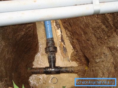 Tubería de agua en el suelo. Tubería de agua en el suelo.