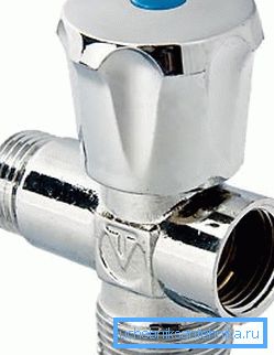 Tee de agua con grifo para conectar la lavadora.