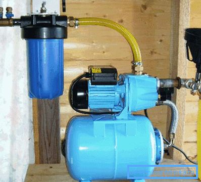 El agua para la puesta se puede verter a través del embudo. El agua para la puesta se puede verter a través del embudo.
