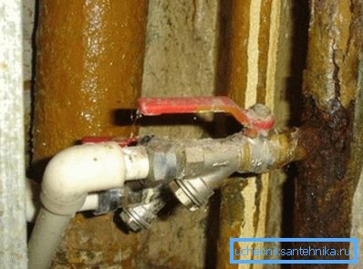 ¡El agua en la canalización debe estar bloqueada! ¡El agua en la canalización debe estar bloqueada!
