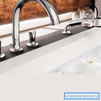 Así es como se instala un mezclador de dos válvulas en el borde de un baño con una ducha. Así es como se instala un mezclador de dos válvulas en el borde de un baño con una ducha.