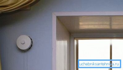 Cerca de las cortinas el ventilador es casi invisible. Cerca de las cortinas el ventilador es casi invisible.