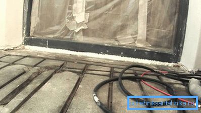 Inserción de un cable de un suelo caliente en un acoplador Inserción de un cable de un suelo caliente en un acoplador