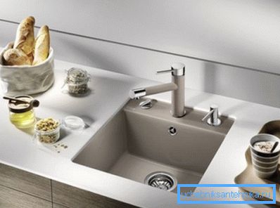 Plato de embutir 400 × 400 mm en la cocina. Plato de embutir 400 × 400 mm en la cocina.