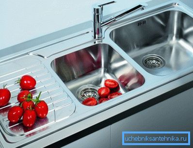 Fregadero de la cocina de acero inoxidable con dos cuencos y un ala. Fregadero de la cocina de acero inoxidable con dos cuencos y un ala.