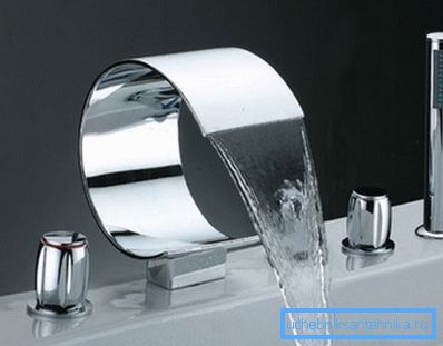 Embutir la cascada del grifo para el baño Embutir la cascada del grifo para el baño