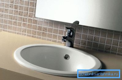 El lavabo embutido se mantiene en su lugar por su propio peso. El lavabo embutido se mantiene en su lugar por su propio peso.