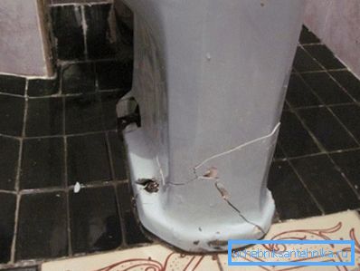 Es poco probable que el inodoro viejo se use en algún lugar, por lo que puede romperlo con seguridad Es poco probable que el inodoro viejo se use en algún lugar, por lo que puede romperlo con seguridad