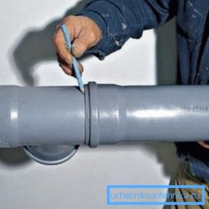 Inserte el tubo, marque la ubicación del zócalo Inserte el tubo, marque la ubicación del zócalo