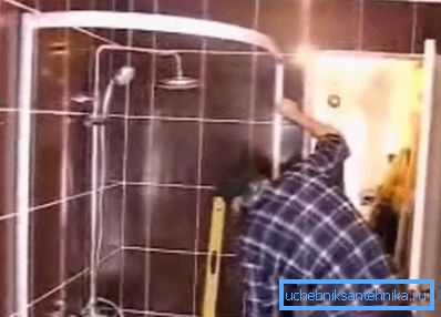 Inserte el marco en las guías. Inserte el marco en las guías.