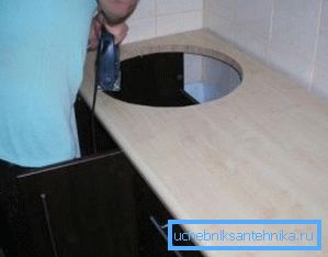 Fregadero empotrado en la mesa con sus propias manos. Fregadero empotrado en la mesa con sus propias manos.