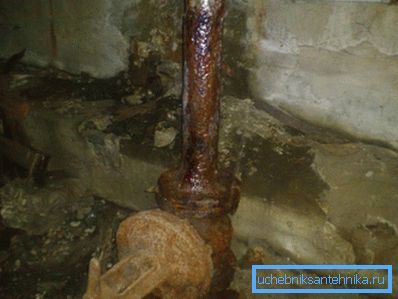 La entrada de agua fría está equipada con una válvula. La entrada de agua fría está equipada con una válvula.