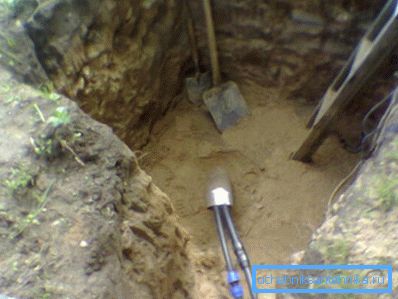 La salida del pozo a la superficie (boca de pozo) es mejor para bajar por debajo del nivel de congelación. La salida del pozo a la superficie (boca de pozo) es mejor para bajar por debajo del nivel de congelación.