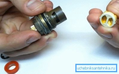 Sacamos un par de cerámica con una varilla. Sacamos un par de cerámica con una varilla.