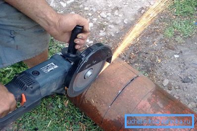 Cortar aberturas debajo de la puerta de incendios. Cortar aberturas debajo de la puerta de incendios.