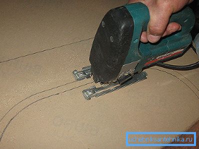 Cortando un agujero con una sierra mecánica Cortando un agujero con una sierra mecánica